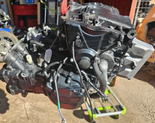 MOTOR SUZUKI GSR 750