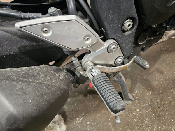 estribera derecha yamaha fz1s