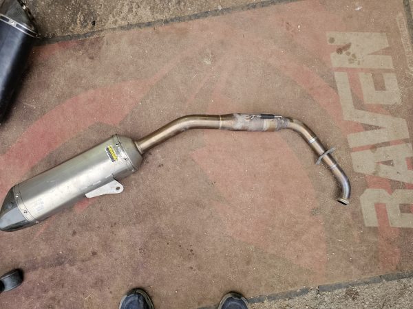 Escape akrapovic titanio yamaha mt125 - Imagen 6
