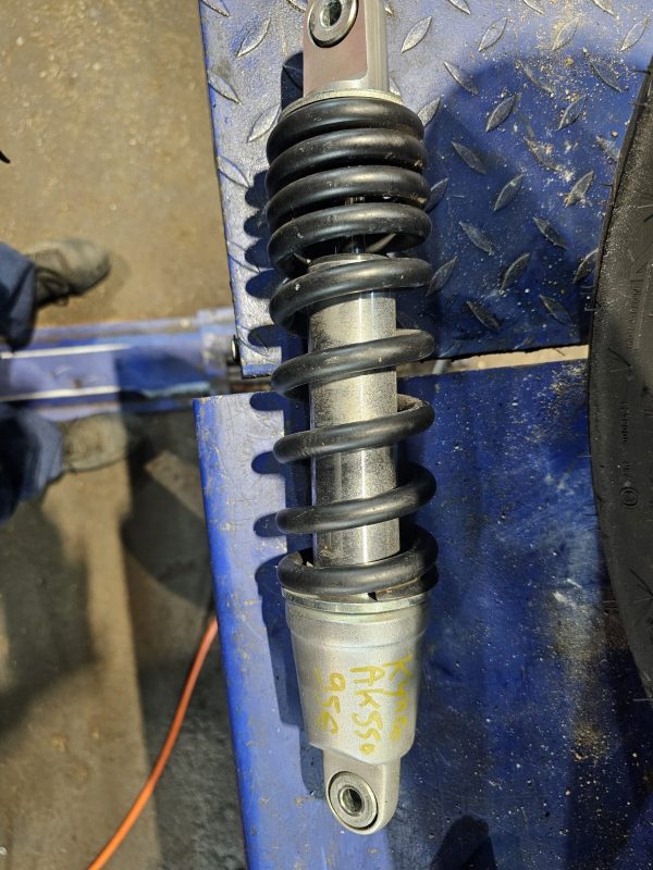 20260112_172047 Amortiguador kymco ak 550