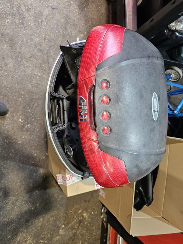 Baul givi con soporte yamaha majesty 400