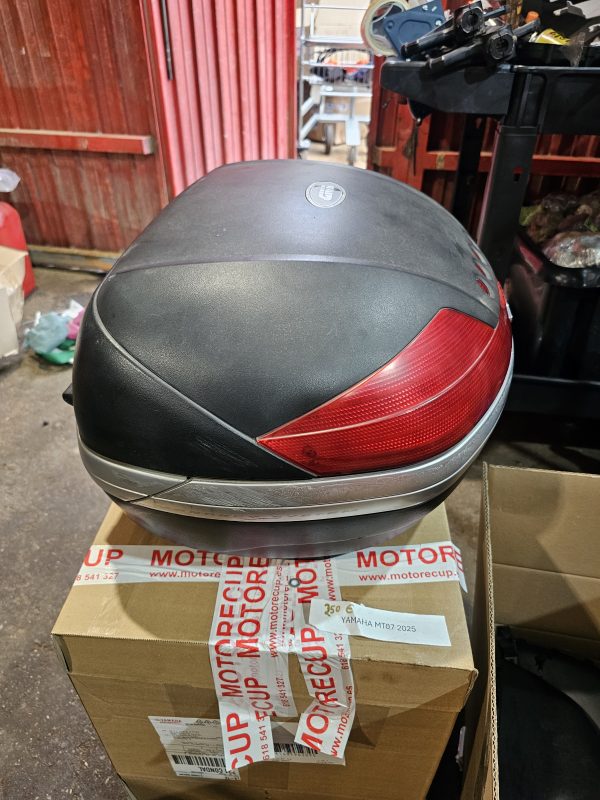 Baul givi con soporte yamaha majesty 400