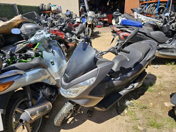 HONDA PCX 125 GOLPE FRONTAL MUY LEVE
