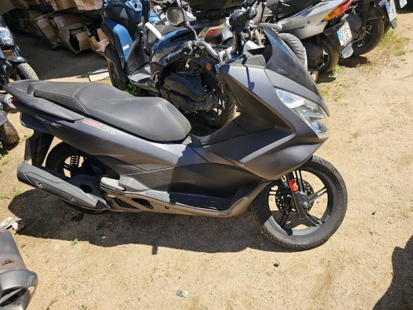 HONDA PCX 125 GOLPE FRONTAL MUY LEVE