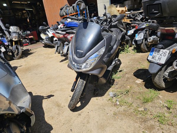 HONDA PCX 125 GOLPE FRONTAL MUY LEVE